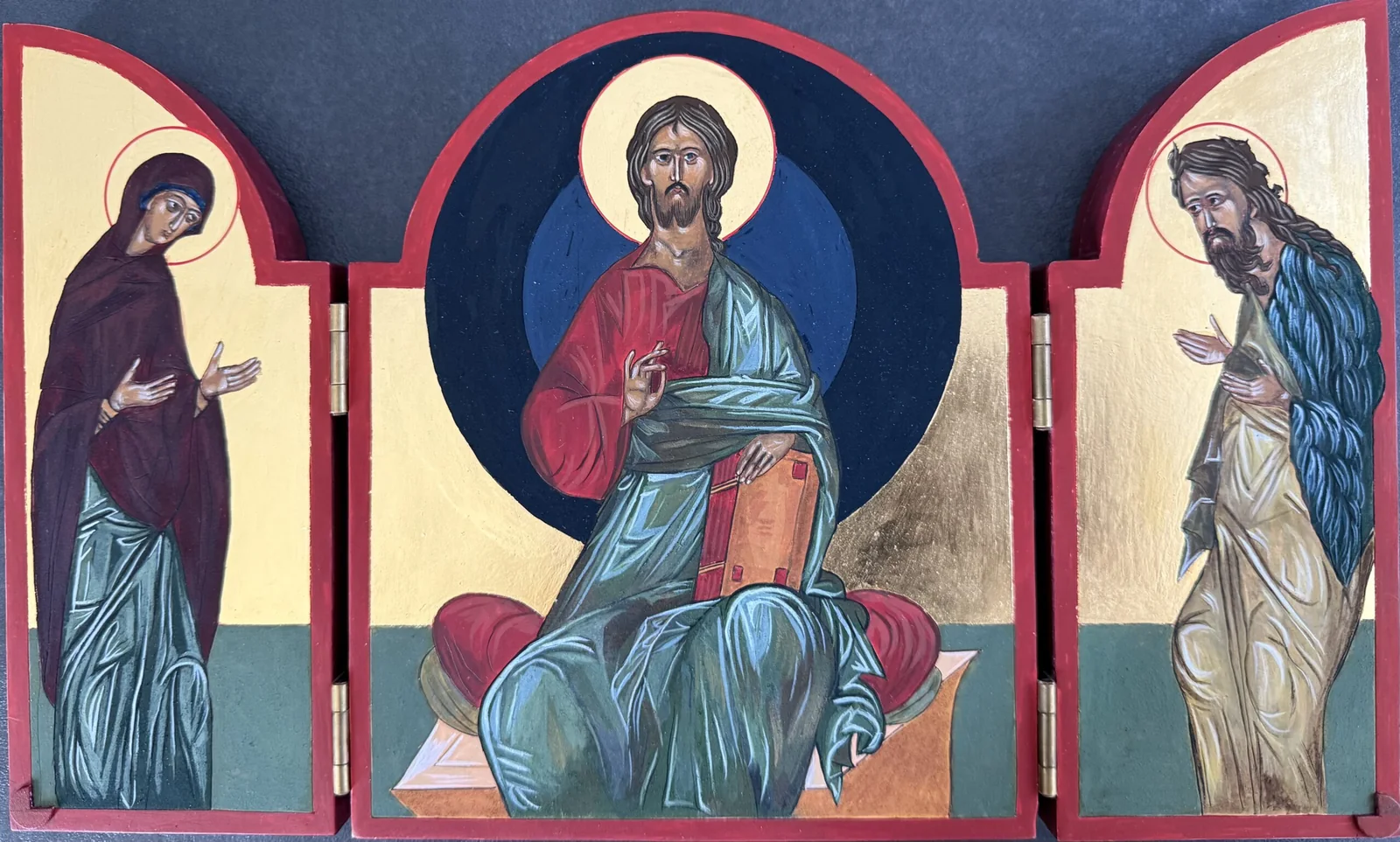 Kleine Deesis – Tripdychon (geschlossen: Erzengel Michael und Gabriel – geöffnet: Christus mit Gottesmutter und Johannes d. T., Novgorod, Tretjakow-Galerie, Moskau - 15./16. Jh. (geöffnet: 32 x 19 cm; geschlossen: 16 x 19 cm) – Preis: 750,- €